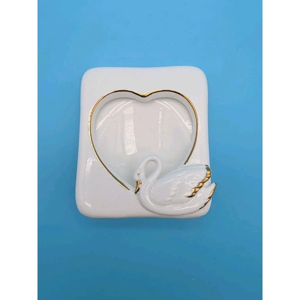 Porcelain White And Gold Swan Picture Frame 3x4